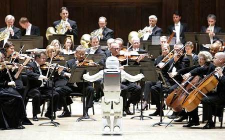 El robot ASIMO dirigiendo la Orquesta Sinfónica de Detroit